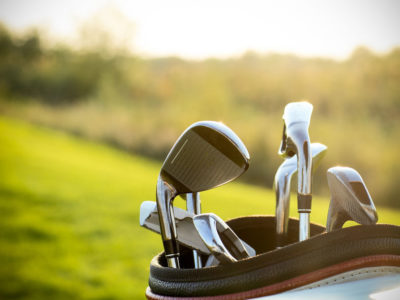 stedentrip en golf golftas met clubs