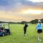 Golf koppel golfbaan met buggy